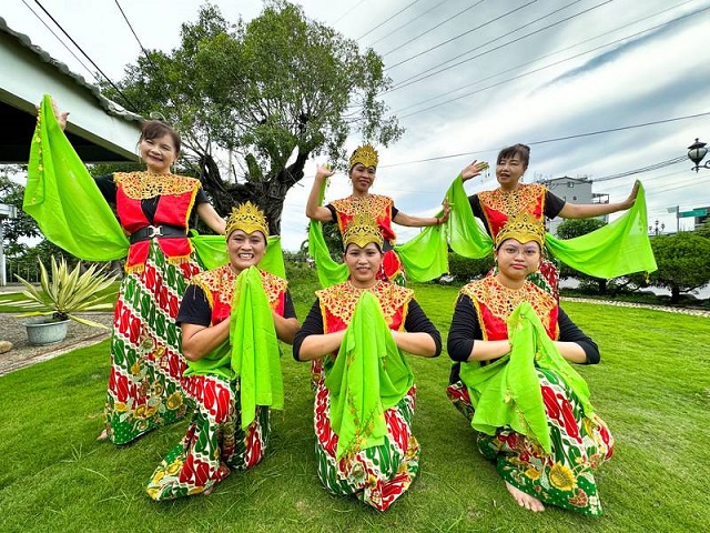 Farida Meily (depan kiri), seorang penduduk imigran baru asal Indonesia, mendirikan grup tari  dan sering berpartisipasi dalam pertunjukan untuk mempromosikan budaya Indonesia. (Gambar/sumber: Cheng Wei-chen, Kantor Berita Pusat)